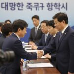 대한축구협회 회장이 국제 축구 회의에서 연설하는 모습, 협회의 미래 비전을 설명하며 각국 대표들과 악수하는 장면