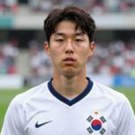 김문환 축구선수 얼굴 캐리커처와 국가대표 유니폼을 입힌 우드트로피 팬 선물