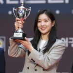 김효주 LPGA 투어 우승 김효주가 우승 트로피를 들고 환호하는 모습