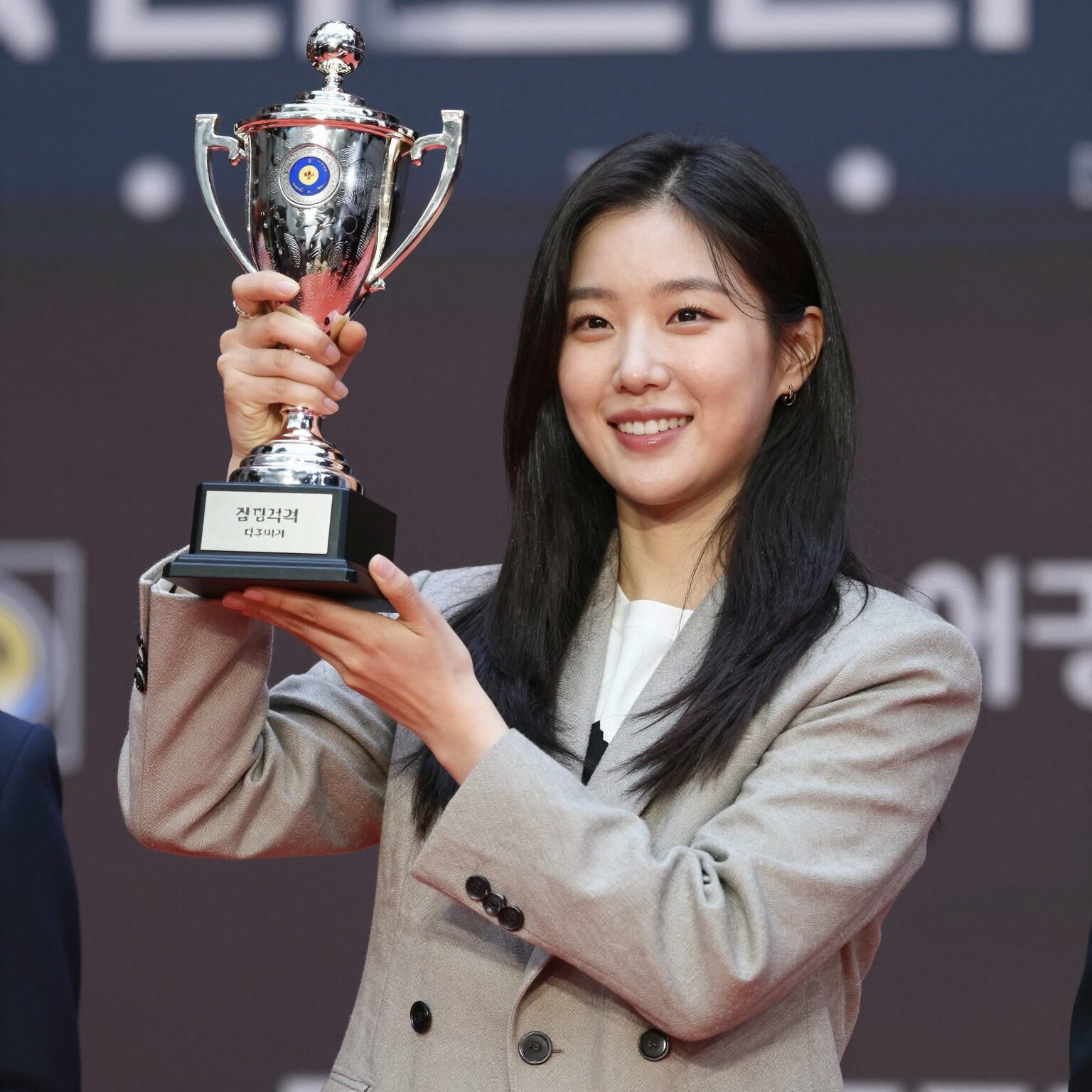 김효주가 우승 트로피를 들고 환호하는 모습