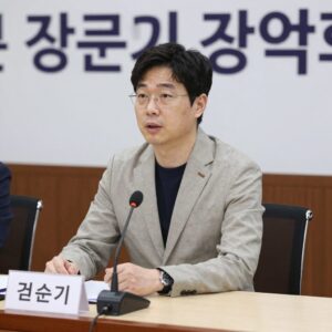 경남교육감 권순기 당선인이 공약 발표 기자회견에서 발언하고 있는 모습