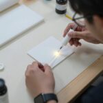 LED 지비츠 부착을 위한 순간접착제와 재료 준비 과정