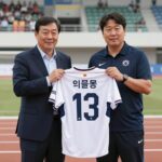 이태석 아버지 이을용 부자 월드컵 이태석 선수가 아버지 이을용 감독과 함께 월드컵 출전을 기념하며 13번 유니폼을 입고 있는 모습
