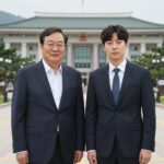 청와대 오찬에서 이재용 삼성전자 회장과 스트레이 키즈 필릭스가 함께 포즈를 취한 모습