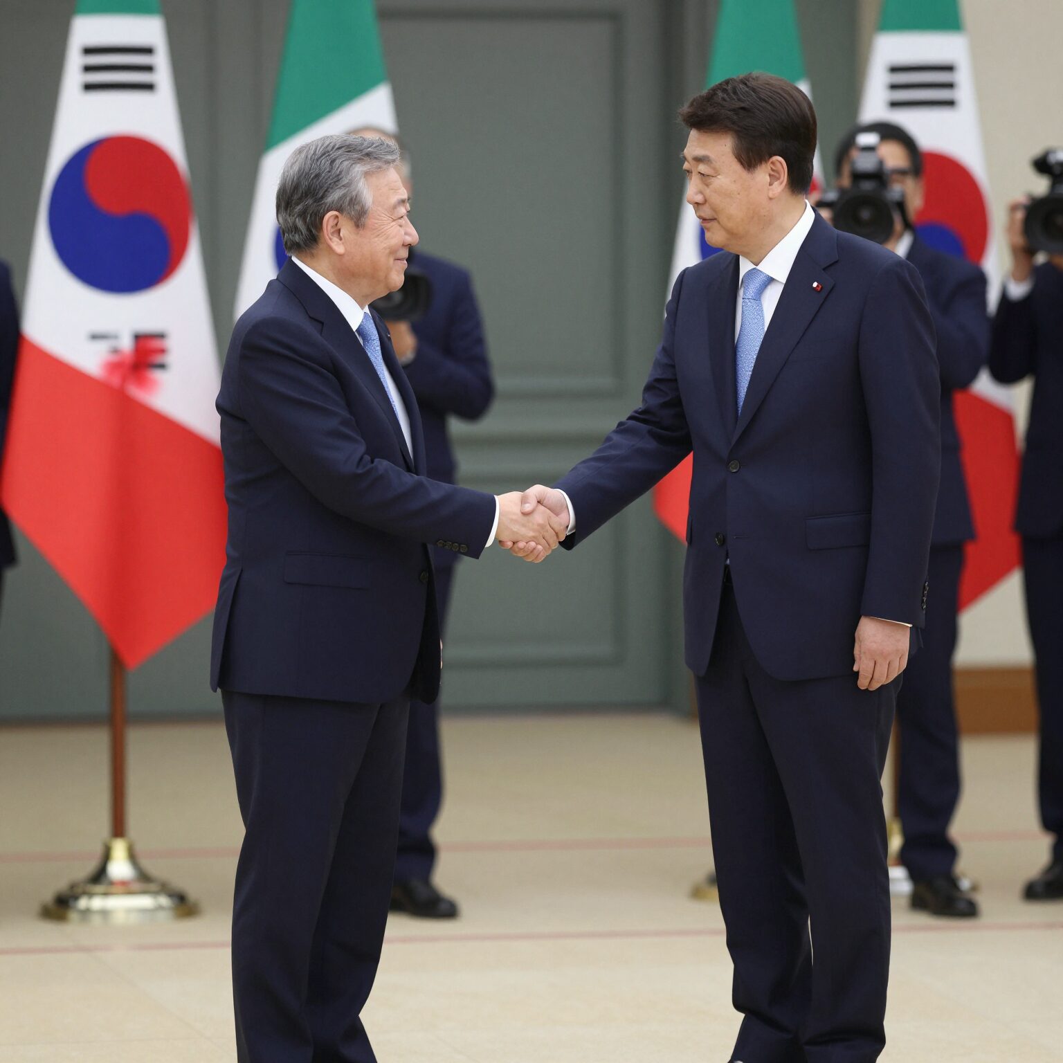 조르자 멜로니 이탈리아 총리가 한국 방문 당시 이재명 대통령과 청와대에서 악수하며 환영받는 모습