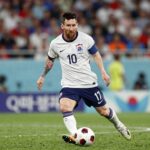 리오넬 메시 39세 현역 위대함 리오넬 메시 2026년 월드컵 뉴질랜드전 중 슈팅하는 모습
