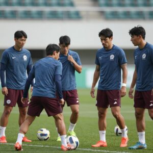 멕시코 축구 대표팀이 경기 전 훈련 장면으로 선수들이 집중하는 모습