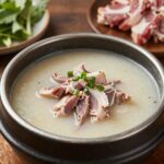 생방송투데이 수육전골 맛집 미래옥 생방송투데이에서 소개된 미래옥의 한우 능이곰탕과 수육전골 사진. 뽀얗고 깊은 국물과 푸짐한 고기가 특징이다.
