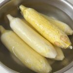 아삭한 양파 장아찌 만드는 법 비율과 팁 아삭한 양파 장아찌를 만들기 위해 양파를 썰고 절임물을 끓이는 과정 사진