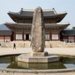해외같은 국내여행지 베스트10 대표 이미지. 하동 삼성궁의 돌탑과 연못이 어우러진 이국적인 풍경
