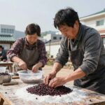 자두청 만들기 과정에서 자두를 자르고 설탕과 버무리는 모습
