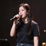 라이사 성시경 듀엣 무대 KBS 더 시즌즈에 출연한 인도네시아 가수 라이사가 마이크를 잡고 노래하는 모습