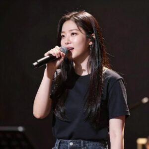 KBS 더 시즌즈에 출연한 인도네시아 가수 라이사가 마이크를 잡고 노래하는 모습
