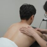 어깨 도수치료 통증 해결법 어깨 도수치료 받는 모습