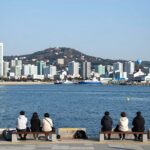 시그니엘 부산 인피니티풀에서 바라본 해운대 오션뷰와 미포 항구 전망