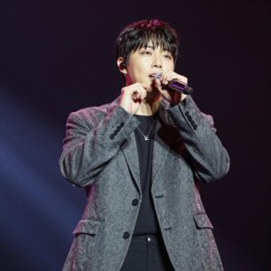 싱어게인4 우승자 이오욱 파이널 무대에서 열창하는 모습