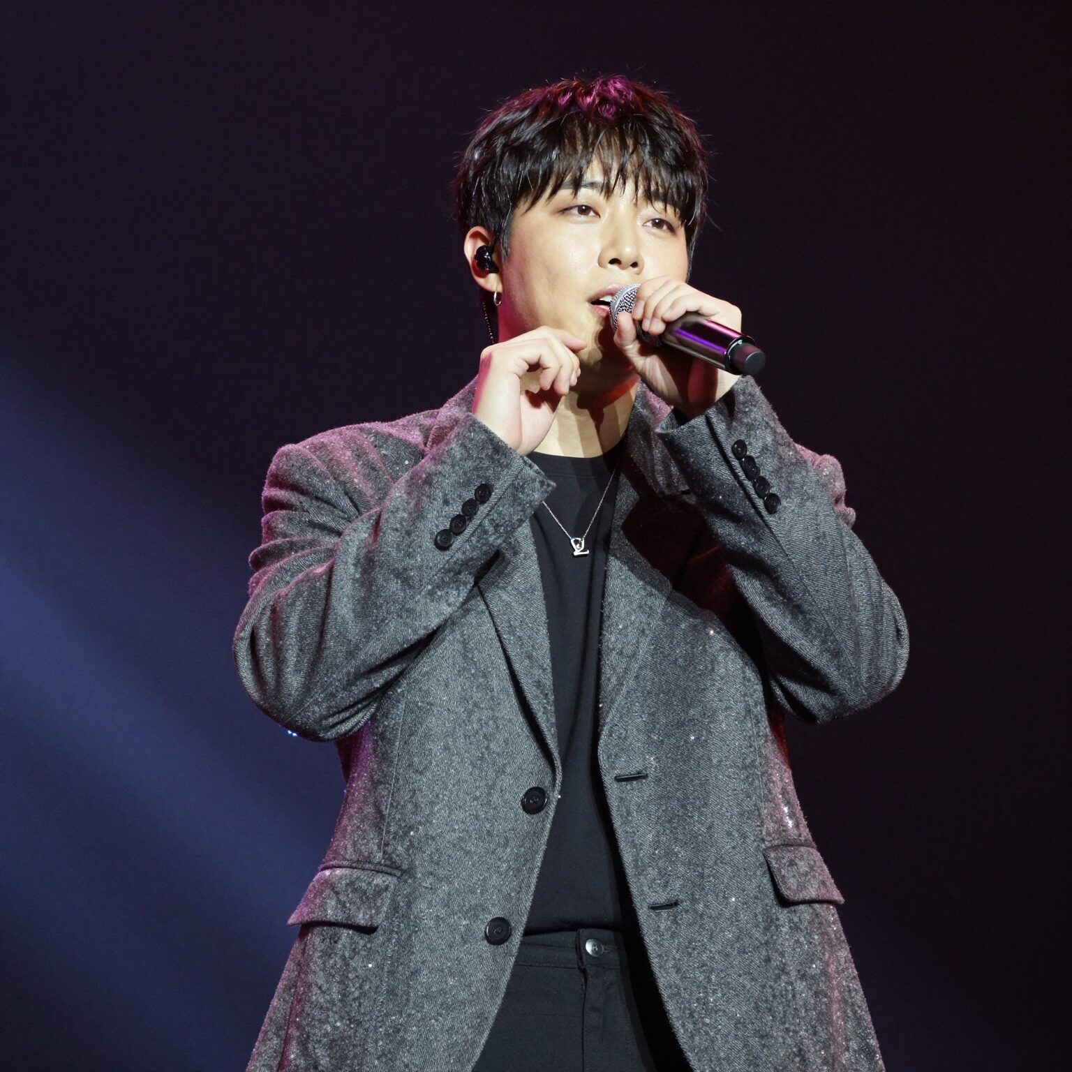싱어게인4 우승자 이오욱 파이널 무대에서 열창하는 모습