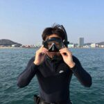 개인 스노쿨링 마스크를 착용하고 바다에서 수중 생물을 관찰하는 모습. 넓은 시야와 편안한 착용감이 돋보인다.