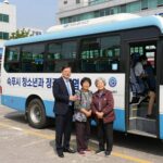 속초시 청소년과 어르신이 무료로 이용하는 시내버스 모습과 이병선 시장의 교통복지 정책 홍보물