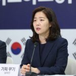 송경희 위원장이 기후 위기 대응 법안 관련 브리핑을 하고 있는 모습