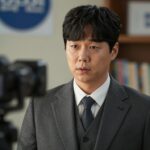 드라마 참교육에서 국회의원 류광필 역을 맡은 배우 송영규의 강렬한 표정 연기