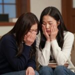 소라와 진경 15년 만의 파리 도전기 이소라와 홍진경이 15년 만에 재회해 서로를 껴안고 눈물을 흘리는 모습. MBC 예능 소라와 진경 1화 장면