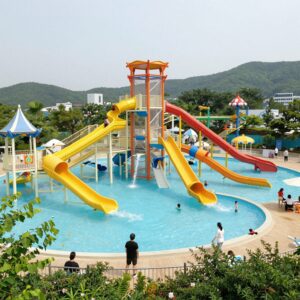 가평 썸머플레이스 수상레저 시설 전경으로 넓은 워터파크와 놀이기구들이 보이는 모습