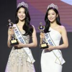우서윤과 전수완이 미스코리아 무대에서 수상 트로피를 들고 환하게 웃고 있는 사진. 우서윤은 우아한 드레스, 전수완은 심플한 원피스로 각각 선과 미를 수상했다.