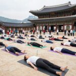 광화문 요가의날 현장후기 2025 UN 세계 요가의 날 광화문 광장에서 수백 명의 요가인들이 단체 수련하는 모습. 흐린 날씨 덕분에 선선한 가운데 진행된 행사 현장.