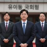 유의동 국회의원이 국회 본청 앞에서 인사하는 모습