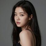 윤서령 가수 독특한 음악 세계 윤서령 가수의 프로필 사진 – 독특한 분위기를 자아내는 그녀의 모습