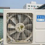 에어컨 내부 냉각핀과 송풍팬에 곰팡이가 심하게 오염된 모습