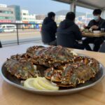 양양터미널 근처 맛집 놀자대게 본점의 대게와 게딱지밥이 담긴 테이블 사진
