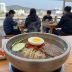 속초 이조면옥 명태회냉면과 수육 내돈내산 후기 속초 이조면옥 명태회냉면과 수육이 담긴 테이블 사진