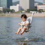 벨베이비 유아용 보행기 튜브를 착용한 아기가 물 위에서 편안하게 떠 있는 모습