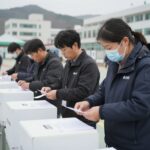 통영 시장 재검표 결과 분석과 의미 통영시 선거관리위원회 직원들이 재검표를 위해 투표지를 일일이 확인하고 있는 모습