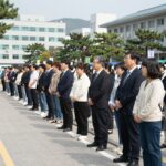 민주당 전당대회 투표소에서 당원들이 줄을 서서 기다리는 모습