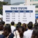 2026 민주당 전당대회 일정 핵심 정리 민주당 전당대회 일정 안내 포스터와 당원들이 모여 있는 모습