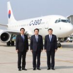 C-390 수송기 시찰하는 이재명 대통령과 엠브라에르 관계자