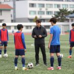 최영일 축구 부회장 현장 리더십 최영일 축구 부회장이 유소년 선수들과 함께 훈련을 지도하는 현장 모습