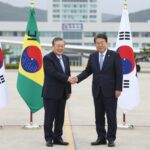 한·브라질 민항기 개발 협력 본격화 한국과 브라질 대통령이 차세대 민항기 개발 협력에 관한 MOU 체결 후 악수하는 모습