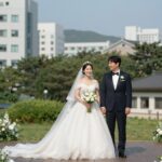 배우 정평과 문근영의 결혼을 축하하는 무대 위 사진