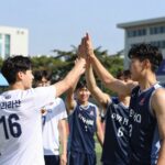 PBA 팀리그 1라운드 광명시민체육관 경기 장면 우리WON위비스 선수들이 단체로 하이파이브를 하고 있다