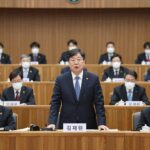 김재원 의원의 정치적 행보 김재원 국회의원이 국회 본회의장에서 발언하고 있는 모습