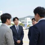 김재원 국회의원 정치 활동 분석 김재원 국회의원이 지역 주민과 대화하는 모습