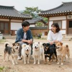 배우 김세인이 시골 전원주택 마당에서 유기견 7마리와 함께 있는 모습
