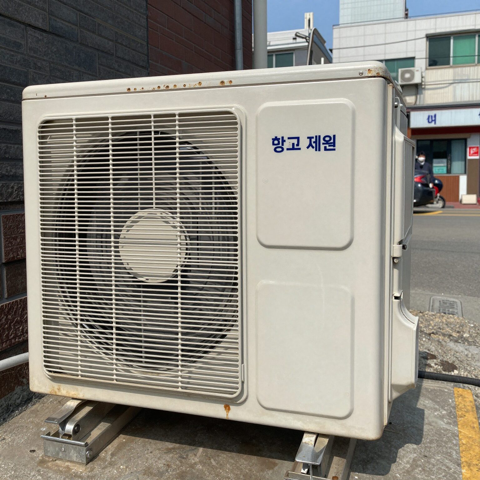 표면이 녹고 변색된 에어컨 콘센트의 모습