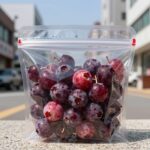 아로니아 떫은 맛 없애는 법 3가지 꿀팁 냉동 아로니아를 지퍼백에 담아 보관하는 모습, 떫은맛을 없애는 첫 단계