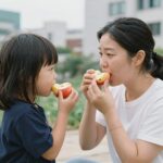 아기 복숭아 먹는 시기와 알레르기 대처법 아기가 엄마가 깎아준 복숭아를 먹고 있는 모습