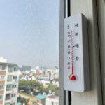 아기 열날때 에어컨 켜는 방법 아기 방 온도계와 에어컨 리모컨, 단열필름이 설치된 창문